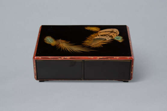 A LACQUER BOX WITH DRAWERS - фото 2