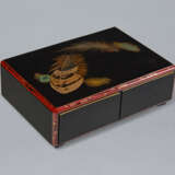 A LACQUER BOX WITH DRAWERS - фото 3