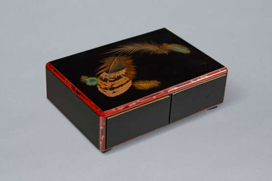 A LACQUER BOX WITH DRAWERS - фото 3