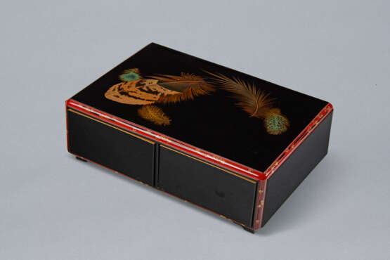 A LACQUER BOX WITH DRAWERS - фото 4