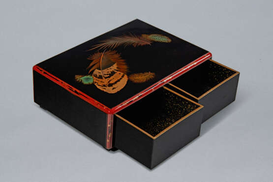 A LACQUER BOX WITH DRAWERS - фото 5