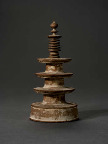 A WOOD PAGODA FROM THE SET OF `ONE MILLION PAGODAS` (HYAKUMANTO) - Foto 1