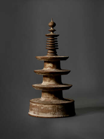 A WOOD PAGODA FROM THE SET OF `ONE MILLION PAGODAS` (HYAKUMANTO) - Foto 2