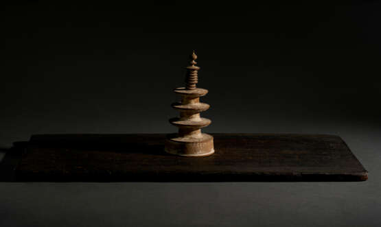 A WOOD PAGODA FROM THE SET OF `ONE MILLION PAGODAS` (HYAKUMANTO) - Foto 6