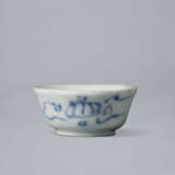 A SMALL BLUE-AND-WHITE PORCELAIN CUP - Foto 1