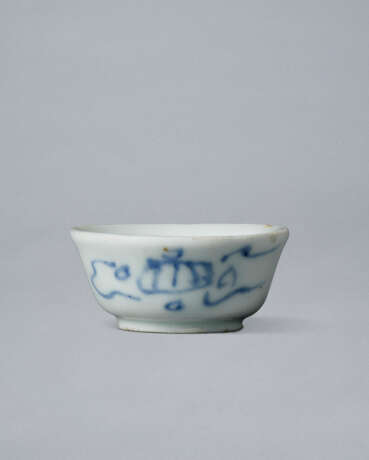 A SMALL BLUE-AND-WHITE PORCELAIN CUP - Foto 1