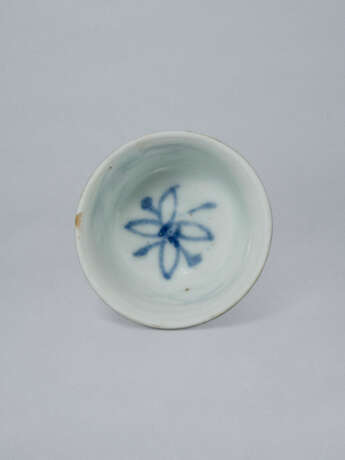 A SMALL BLUE-AND-WHITE PORCELAIN CUP - Foto 2