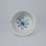 A SMALL BLUE-AND-WHITE PORCELAIN CUP - Foto 2