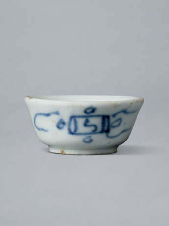 A SMALL BLUE-AND-WHITE PORCELAIN CUP - Foto 3