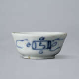 A SMALL BLUE-AND-WHITE PORCELAIN CUP - Foto 3