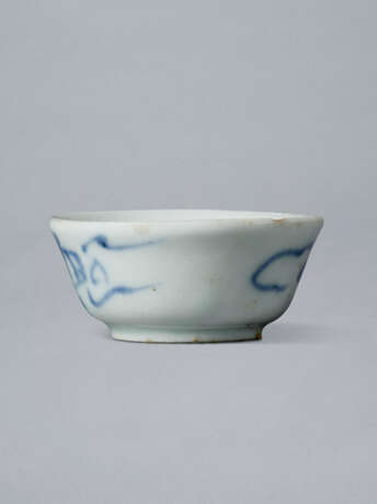 A SMALL BLUE-AND-WHITE PORCELAIN CUP - Foto 4