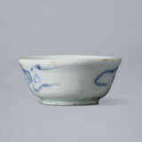 A SMALL BLUE-AND-WHITE PORCELAIN CUP - Foto 4