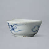 A SMALL BLUE-AND-WHITE PORCELAIN CUP - Foto 5