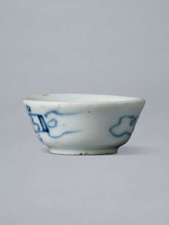 A SMALL BLUE-AND-WHITE PORCELAIN CUP - Foto 5