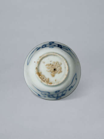 A SMALL BLUE-AND-WHITE PORCELAIN CUP - Foto 6