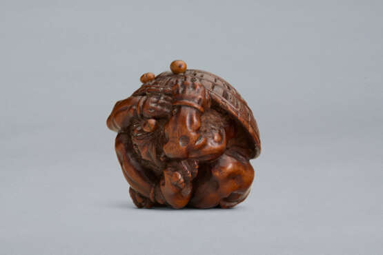 A CARVED WOOD NETSUKE OF A ONI UNDER HAT - фото 4