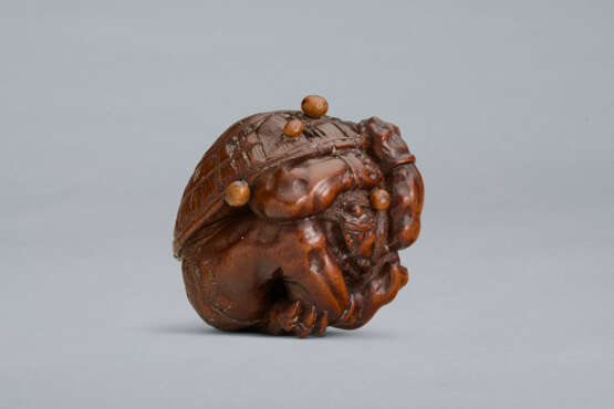 A CARVED WOOD NETSUKE OF A ONI UNDER HAT - фото 5