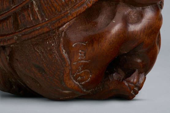 A CARVED WOOD NETSUKE OF A ONI UNDER HAT - фото 7