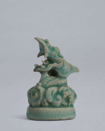 A RARE CELADON STONEWARE PAPER WEIGHT IN SHAPE OF A DRAGON HEAD - Foto 1