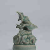 A RARE CELADON STONEWARE PAPER WEIGHT IN SHAPE OF A DRAGON HEAD - Foto 1