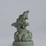 A RARE CELADON STONEWARE PAPER WEIGHT IN SHAPE OF A DRAGON HEAD - Foto 2