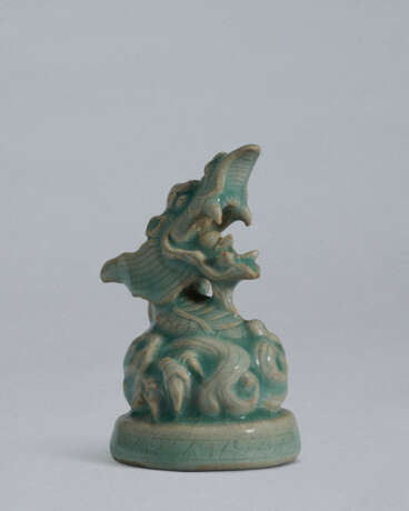 A RARE CELADON STONEWARE PAPER WEIGHT IN SHAPE OF A DRAGON HEAD - Foto 2