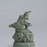 A RARE CELADON STONEWARE PAPER WEIGHT IN SHAPE OF A DRAGON HEAD - Foto 3