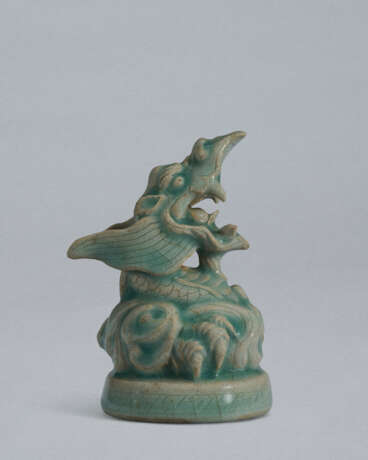 A RARE CELADON STONEWARE PAPER WEIGHT IN SHAPE OF A DRAGON HEAD - Foto 3