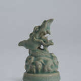 A RARE CELADON STONEWARE PAPER WEIGHT IN SHAPE OF A DRAGON HEAD - Foto 4