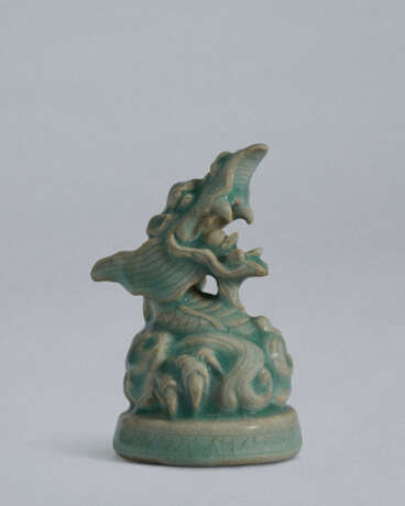 A RARE CELADON STONEWARE PAPER WEIGHT IN SHAPE OF A DRAGON HEAD - Foto 4