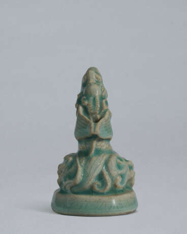 A RARE CELADON STONEWARE PAPER WEIGHT IN SHAPE OF A DRAGON HEAD - Foto 5