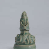 A RARE CELADON STONEWARE PAPER WEIGHT IN SHAPE OF A DRAGON HEAD - Foto 5