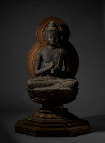 AN IMPORTANT WOOD SCULPTURE OF DAINICHI NYORAI (MAHAVAIROCANA) - Foto 1