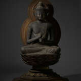 AN IMPORTANT WOOD SCULPTURE OF DAINICHI NYORAI (MAHAVAIROCANA) - Foto 1