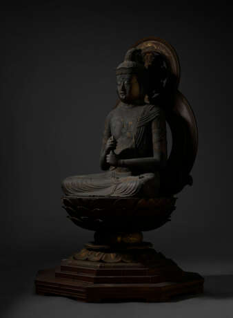 AN IMPORTANT WOOD SCULPTURE OF DAINICHI NYORAI (MAHAVAIROCANA) - Foto 2