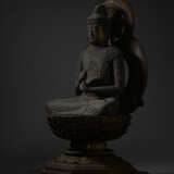 AN IMPORTANT WOOD SCULPTURE OF DAINICHI NYORAI (MAHAVAIROCANA) - Foto 2