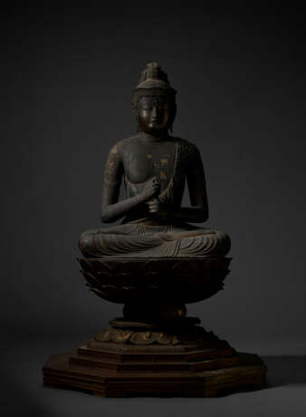 AN IMPORTANT WOOD SCULPTURE OF DAINICHI NYORAI (MAHAVAIROCANA) - Foto 3