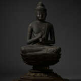 AN IMPORTANT WOOD SCULPTURE OF DAINICHI NYORAI (MAHAVAIROCANA) - Foto 3