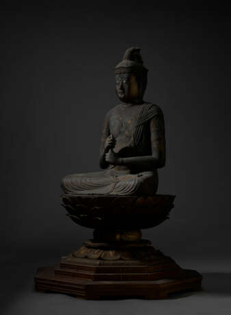 AN IMPORTANT WOOD SCULPTURE OF DAINICHI NYORAI (MAHAVAIROCANA) - Foto 4