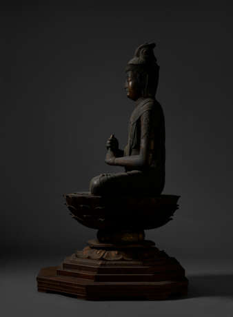 AN IMPORTANT WOOD SCULPTURE OF DAINICHI NYORAI (MAHAVAIROCANA) - Foto 5