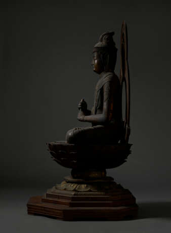 AN IMPORTANT WOOD SCULPTURE OF DAINICHI NYORAI (MAHAVAIROCANA) - Foto 6