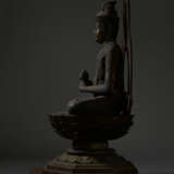 AN IMPORTANT WOOD SCULPTURE OF DAINICHI NYORAI (MAHAVAIROCANA) - Foto 6