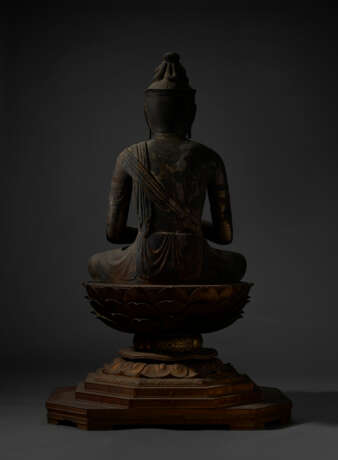 AN IMPORTANT WOOD SCULPTURE OF DAINICHI NYORAI (MAHAVAIROCANA) - Foto 7