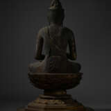 AN IMPORTANT WOOD SCULPTURE OF DAINICHI NYORAI (MAHAVAIROCANA) - Foto 7