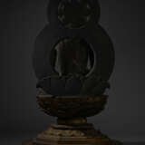 AN IMPORTANT WOOD SCULPTURE OF DAINICHI NYORAI (MAHAVAIROCANA) - Foto 8