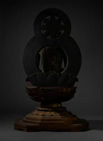 AN IMPORTANT WOOD SCULPTURE OF DAINICHI NYORAI (MAHAVAIROCANA) - Foto 8