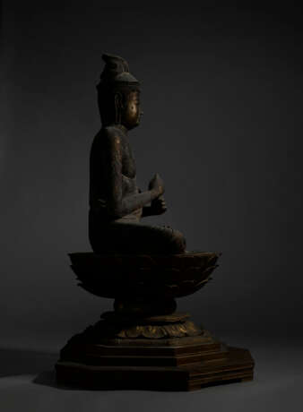 AN IMPORTANT WOOD SCULPTURE OF DAINICHI NYORAI (MAHAVAIROCANA) - Foto 9