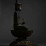 AN IMPORTANT WOOD SCULPTURE OF DAINICHI NYORAI (MAHAVAIROCANA) - Foto 9