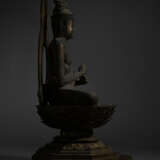 AN IMPORTANT WOOD SCULPTURE OF DAINICHI NYORAI (MAHAVAIROCANA) - Foto 10