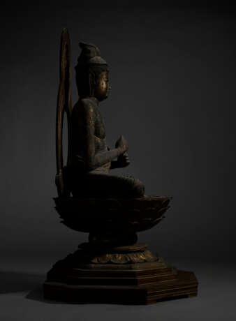 AN IMPORTANT WOOD SCULPTURE OF DAINICHI NYORAI (MAHAVAIROCANA) - Foto 10